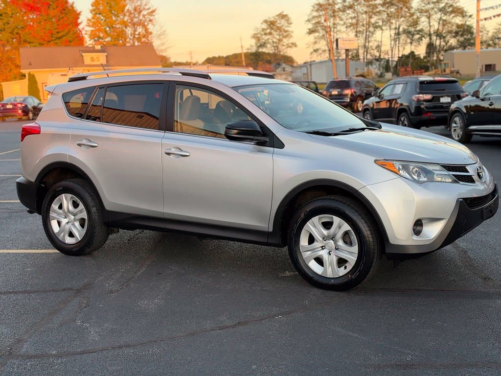 2015 Toyota RAV4 LE - Image 3